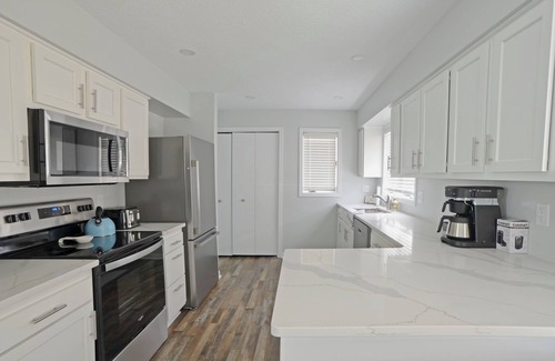 Bayfield Condo | Beachside Bliss | Airy Vibes and Island Views
