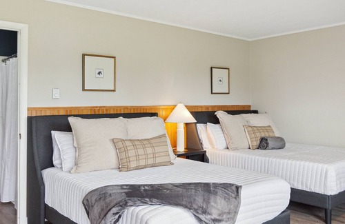 Long Lake House | Beachside Bliss Meets Lakeside Tranquility. Your Perfect Getaway Awaits!