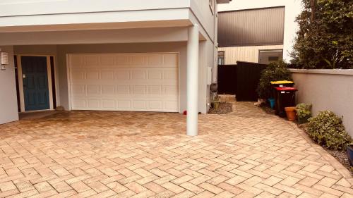 Omanu House | Beachside Bliss