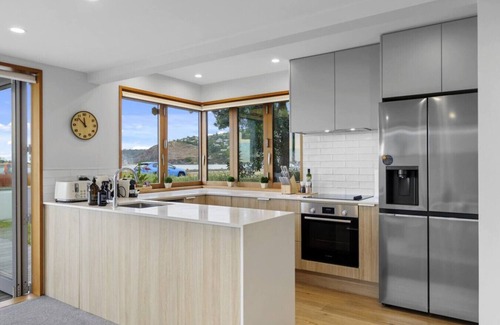 Redcliffs House | Beachside Bliss Waterfront Apartment - Redcliffs