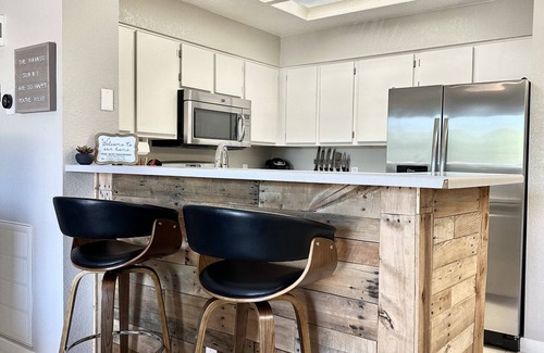 Lake Havasu City Condo | Beachside Bungalow - King Bed/Pool/Boat Parking