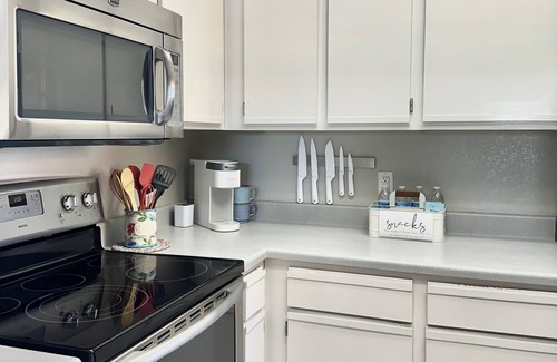 Lake Havasu City Condo | Beachside Bungalow - King Bed/Pool/Boat Parking