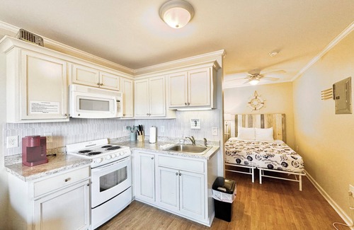 Atlantic Beach Condo | 🏖Beachside Complex Private Beach Access Pool WiFi Kitchen