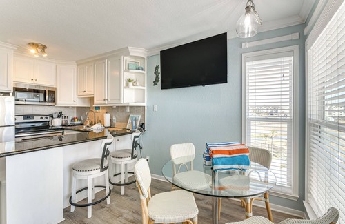 Galveston Condo | Beachside Condo w/Pool & Hot Tub in Galveston!