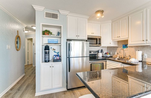 Galveston Condo | Beachside Condo w/Pool & Hot Tub in Galveston!