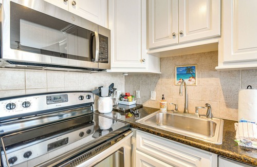 Galveston Condo | Beachside Condo w/Pool & Hot Tub in Galveston!
