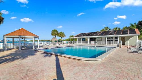 Bayview House | Beachside Condo Walk To Sand, Pool & Hot Tub