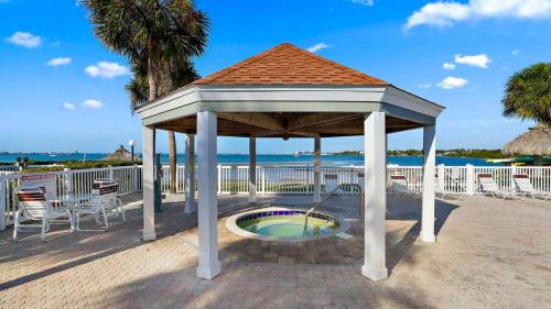 Bayview House | Beachside Condo Walk To Sand, Pool & Hot Tub
