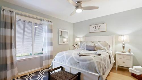 Bayview House | Beachside Condo Walk To Sand, Pool & Hot Tub