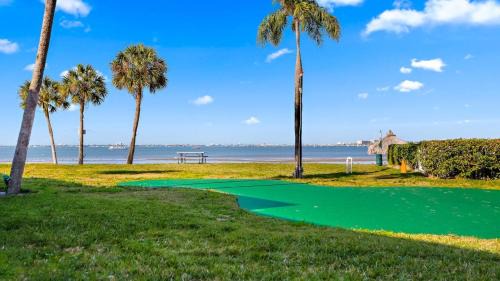 Bayview House | Beachside Condo Walk To Sand, Pool & Hot Tub