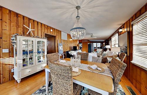Long Beach House | Beachside Cottage