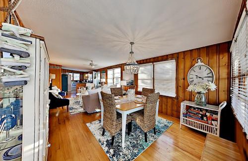 Long Beach House | Beachside Cottage
