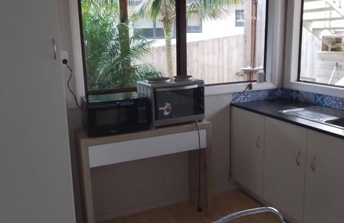 Cable Bay Apartment | Beachside Hideaway - by the surf & sand of LIttle Cable Bay - pet friendly!