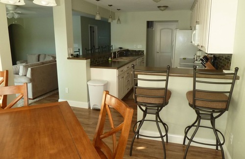 Osage Beach Condo | Beachside⭐ Lakefront ⭐ Sleeps 10 ⭐2 King & 2 Queen Beds⭐3 Full Baths