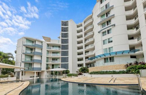 Kings Beach Apartment | Beachside Penthouse w Private Rooftop & Oceanviews