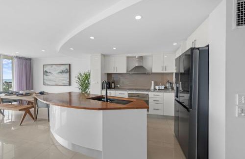 Kings Beach Apartment | Beachside Penthouse w Private Rooftop & Oceanviews