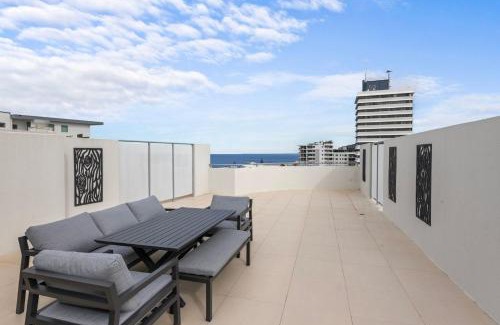 Kings Beach Apartment | Beachside Penthouse w Private Rooftop & Oceanviews