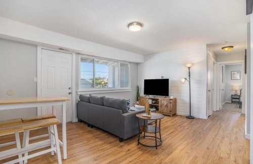 Willoughby Spit Apartment | *Beachside Property* Lighthouse Suite @ Wind & Sea