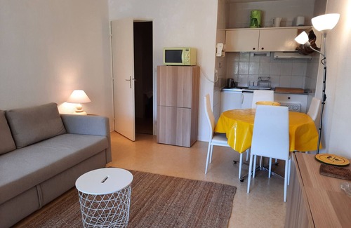Le Penon Apartment | Beachside Retreat: Cozy 1BR Apt with Balcony, WiFi & Parking