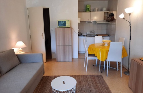 Le Penon Apartment | Beachside Retreat: Cozy 1BR Apt with Balcony, WiFi & Parking