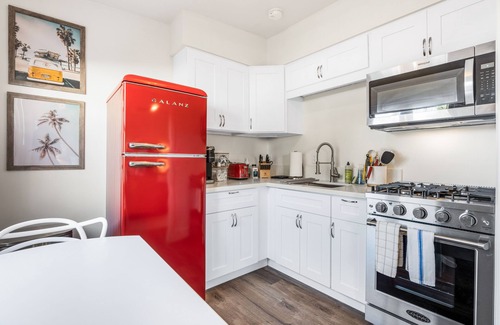 Crown Point Apartment | Beachside Retreat: Large Studio with AC 2 Blocks to Beach w/Parking