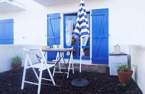La Gueriniere Apartment | Beachside Studio with Garden, BBQ, and Near Cycling Path