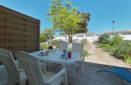 La Gueriniere Apartment | Beachside Studio with Garden - Sleeps 4, La Guérinière