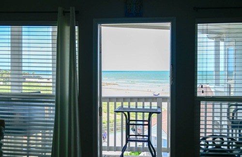 Galveston Condo | Beachside/Top Flr/Sunrise-Ocean Views/Prvt Beach Access/Pool/W&D/Parking Garage