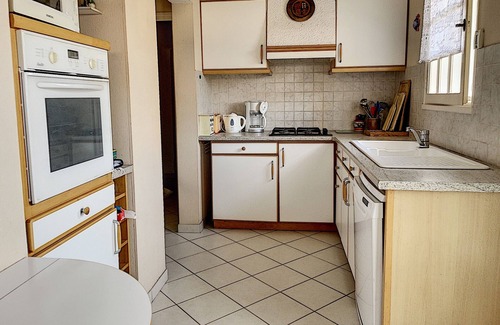 Jullouville House | Beachside Villa with Garden, Free Wifi & BBQ – Close to Shops & Attractions