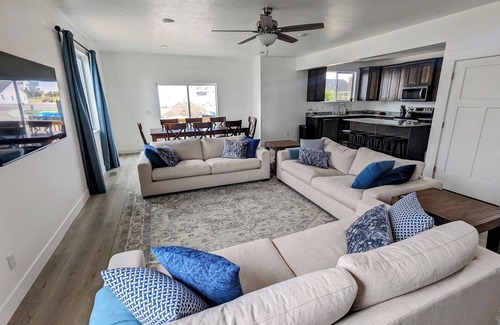 Sweetwater House | BeachVibe5 - Ideal Beach, 4BR, No cleaning fee & EV Plug
