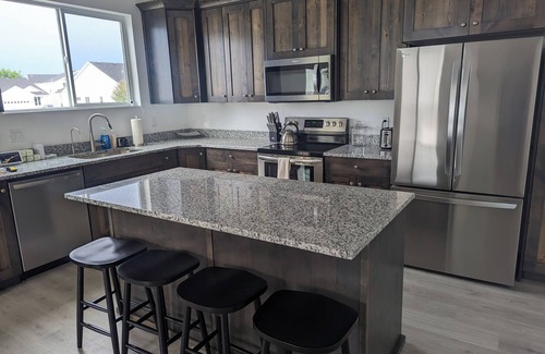 Sweetwater House | BeachVibe5 - Ideal Beach, 4BR, No cleaning fee & EV Plug