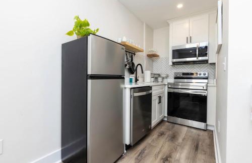 Northeast Virginia Beach Apartment | Beachwalk #5 8 Mins to Beach