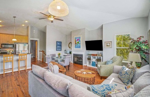 Bel Air House | Beachy 3BR Retreat w/Pool, Balcony & Dog Friendly