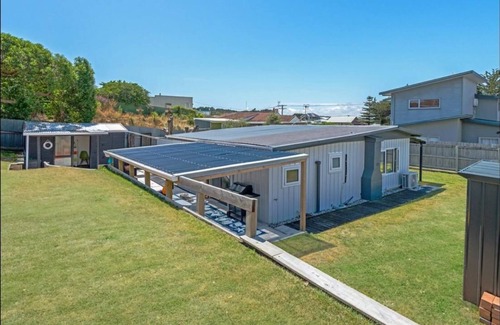 Foxton Beach House | Beachy Bach - With Brand New Spa Pool!