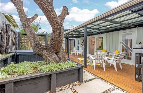 Foxton Beach House | Beachy Bach - With Brand New Spa Pool!