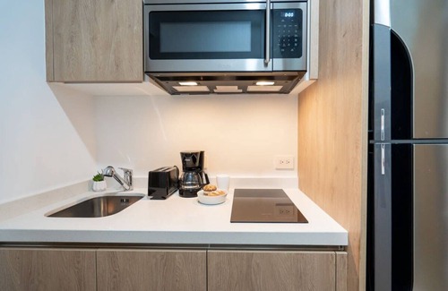 Downtown Apartment | Beachy Chic Stay, Rooftop Pool Onsite, Near 5th Av