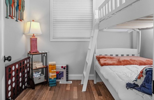 Beachwood-Bluffton Cottage | *Beachy N Peachy* Walk to Pere Marquette Beach!