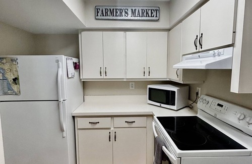 Downtown Apartment | Beachy Retreat W/Pool! Minutes to Downtown & Beaches!