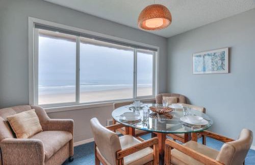 Lincoln City House | Beachy Second Floor Beachfront Suite With Full Kitchen - Sleeps 4 - Pool and Sauna