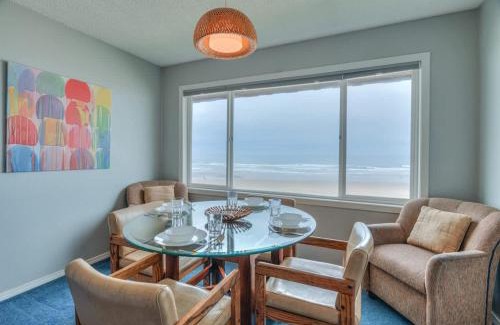 Lincoln City House | Beachy Second Floor Beachfront Suite With Full Kitchen - Sleeps 4 - Pool and Sauna