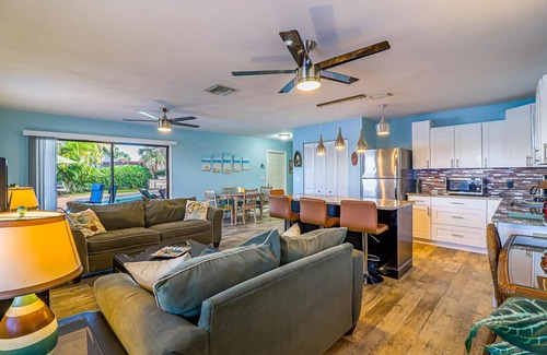 Lake Park House | Beachy Tiki on the Water!
