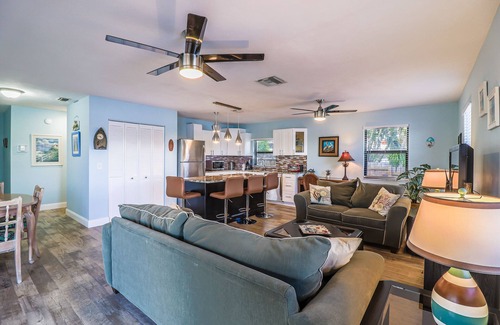 Lake Park House | Beachy Tiki on the Water!