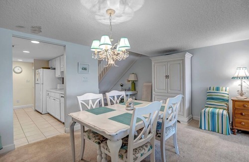Sawgrass Condo | Beachy Vibes - 2BR w lake views & screened sunroom