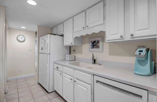 Sawgrass Condo | Beachy Vibes - 2BR w lake views & screened sunroom
