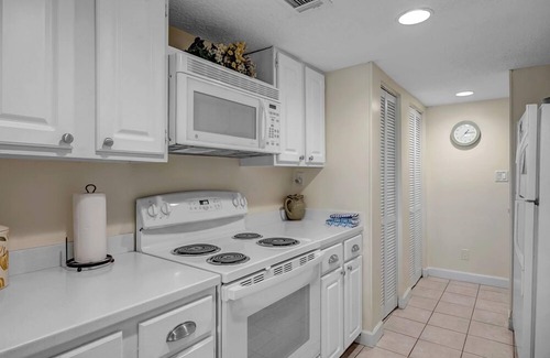 Sawgrass Condo | Beachy Vibes - 2BR w lake views & screened sunroom