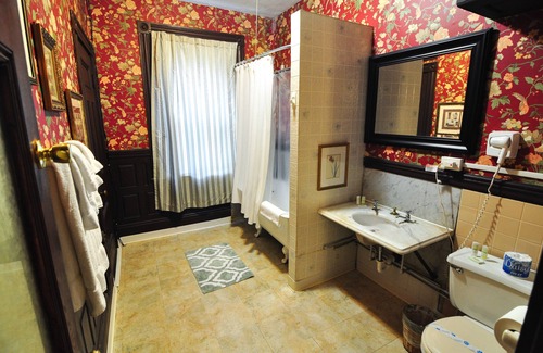 Longwood House | Beacon Inn 1087