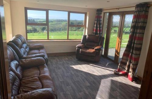 Skibbereen House | Beacon View House 4-Beds Sleeps 8 Parking