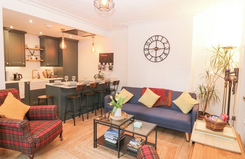 Murthly Cottage | BEADLES COTTAGE, pet friendly, with a garden in Blairgowrie