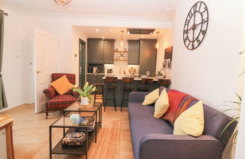 Murthly Cottage | BEADLES COTTAGE, pet friendly, with a garden in Blairgowrie
