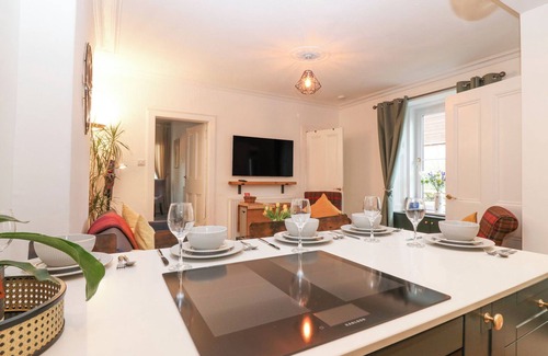 Murthly Cottage | BEADLES COTTAGE, pet friendly, with a garden in Blairgowrie